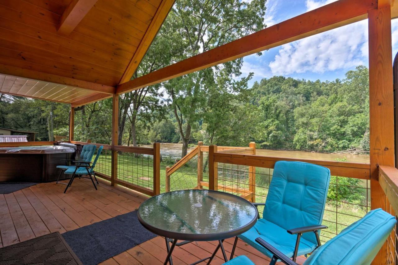 Cozy Riverfront Cabin With Private Deck And Hot Tub! Bryson City Esterno foto