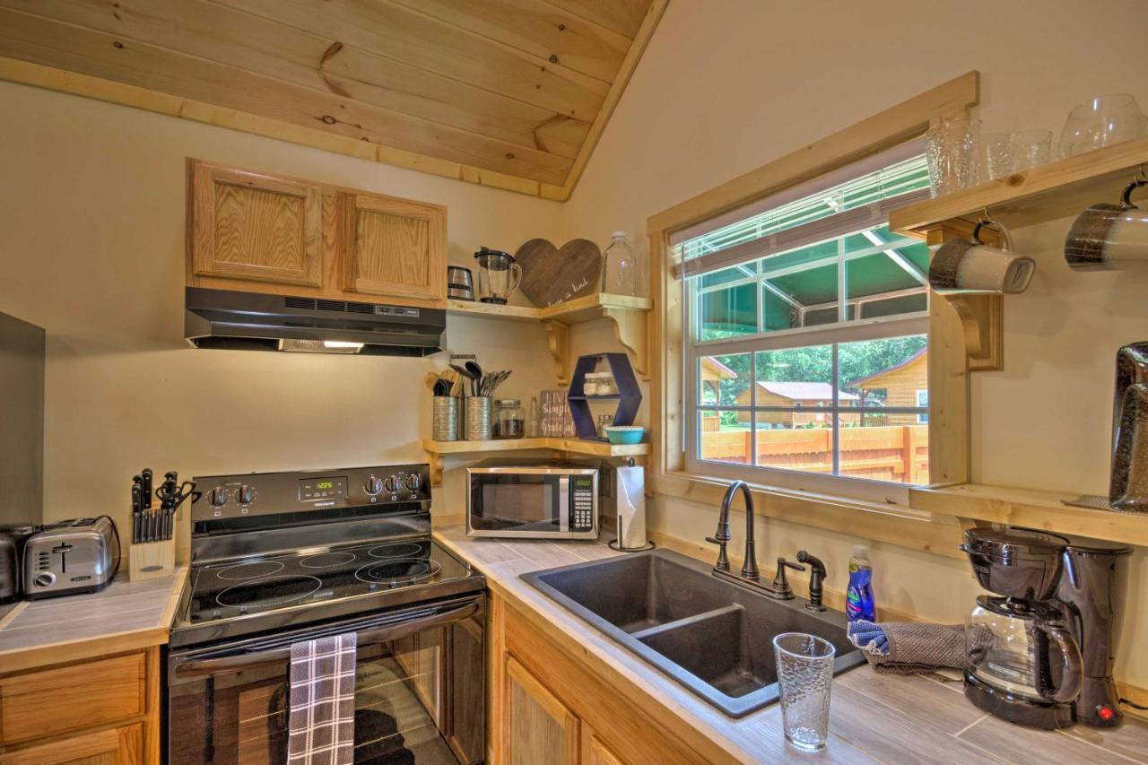 Cozy Riverfront Cabin With Private Deck And Hot Tub! Bryson City Esterno foto