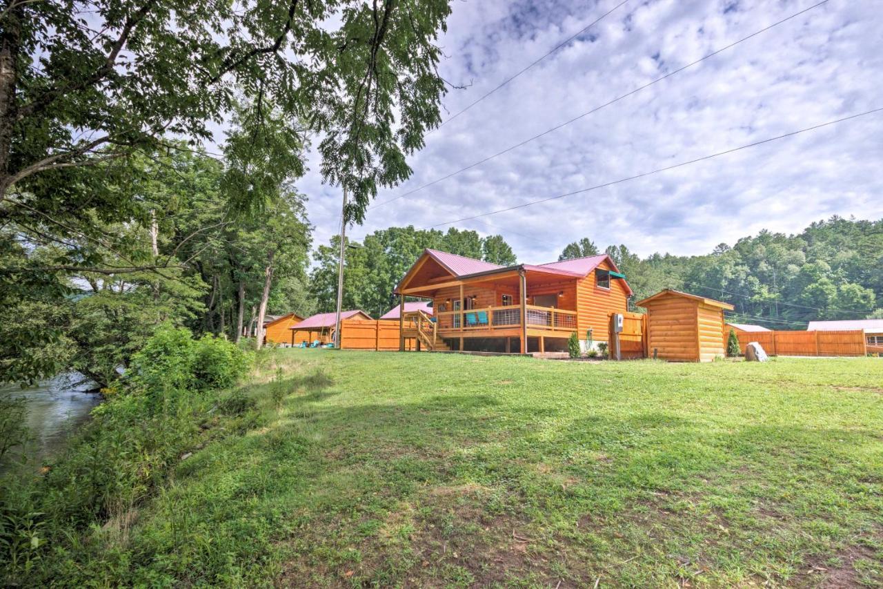 Cozy Riverfront Cabin With Private Deck And Hot Tub! Bryson City Esterno foto
