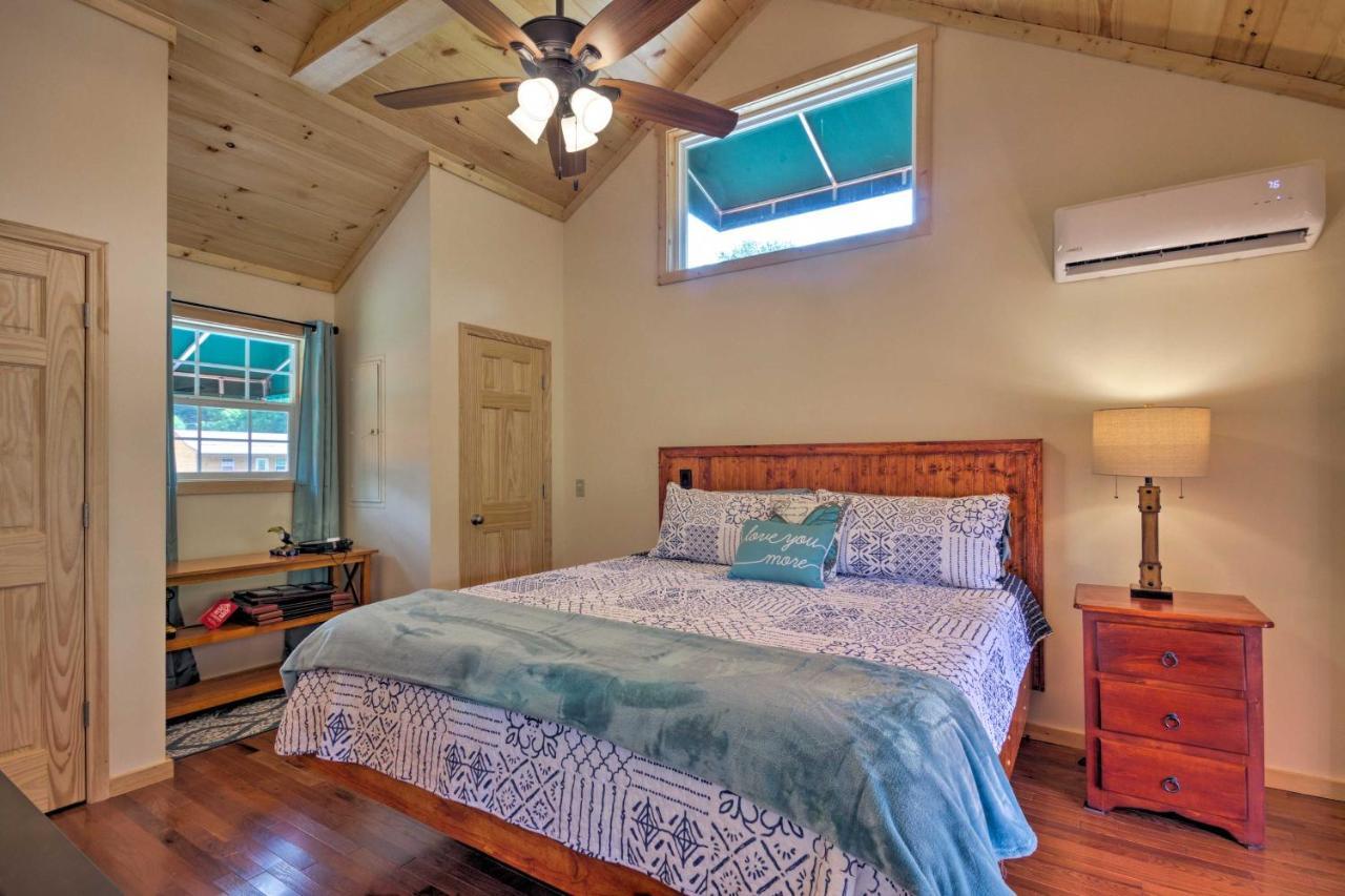 Cozy Riverfront Cabin With Private Deck And Hot Tub! Bryson City Esterno foto