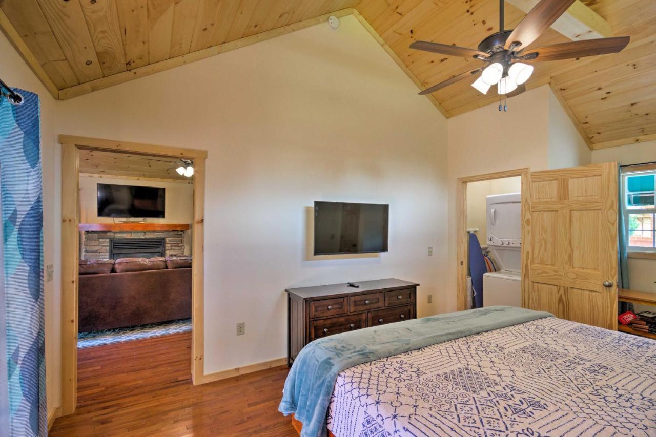 Cozy Riverfront Cabin With Private Deck And Hot Tub! Bryson City Esterno foto