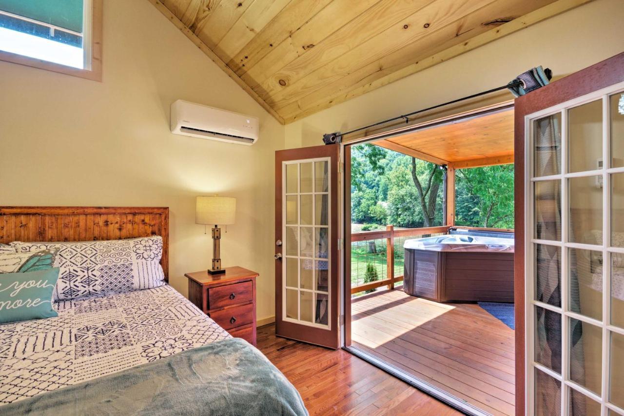 Cozy Riverfront Cabin With Private Deck And Hot Tub! Bryson City Esterno foto