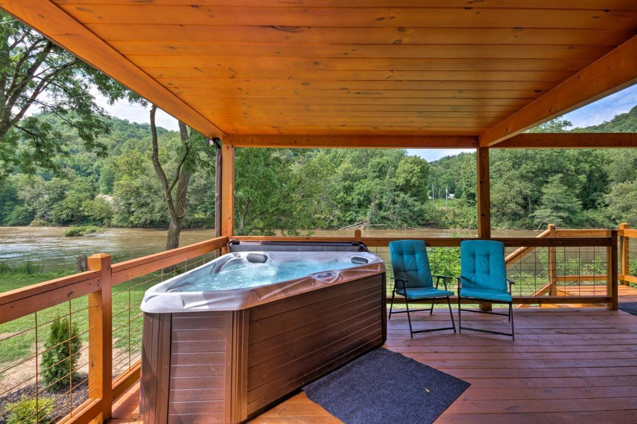 Cozy Riverfront Cabin With Private Deck And Hot Tub! Bryson City Esterno foto