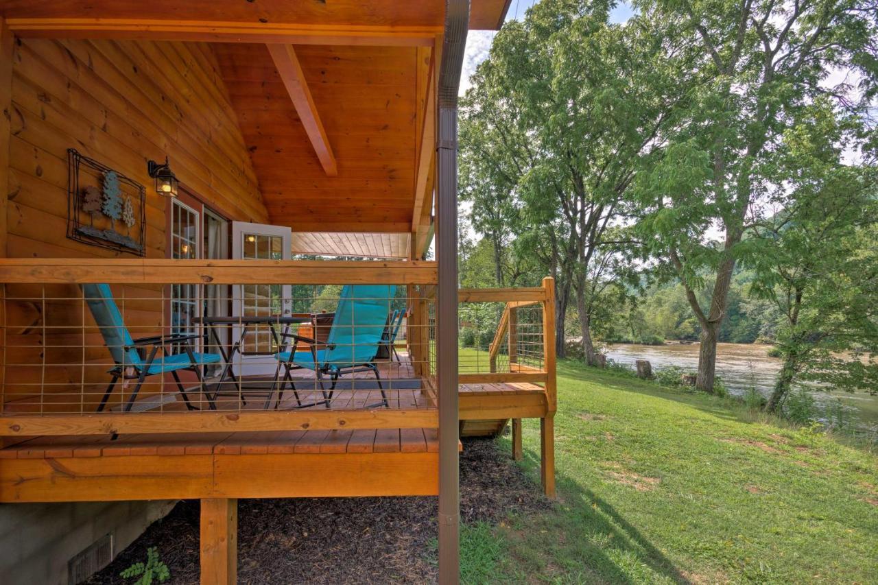 Cozy Riverfront Cabin With Private Deck And Hot Tub! Bryson City Esterno foto