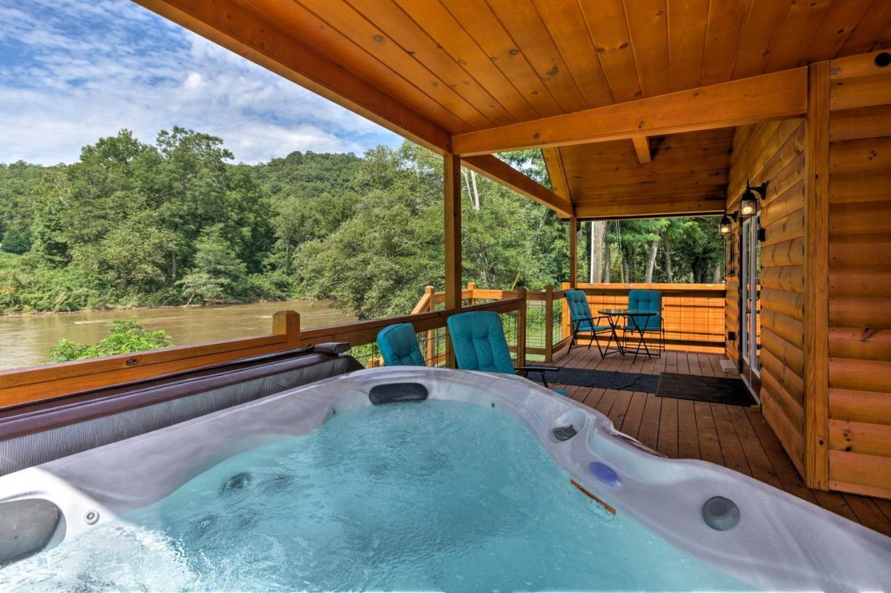 Cozy Riverfront Cabin With Private Deck And Hot Tub! Bryson City Esterno foto