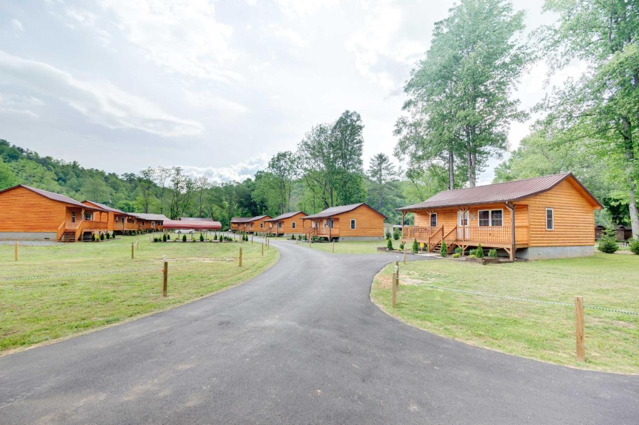 Cozy Riverfront Cabin With Private Deck And Hot Tub! Bryson City Esterno foto